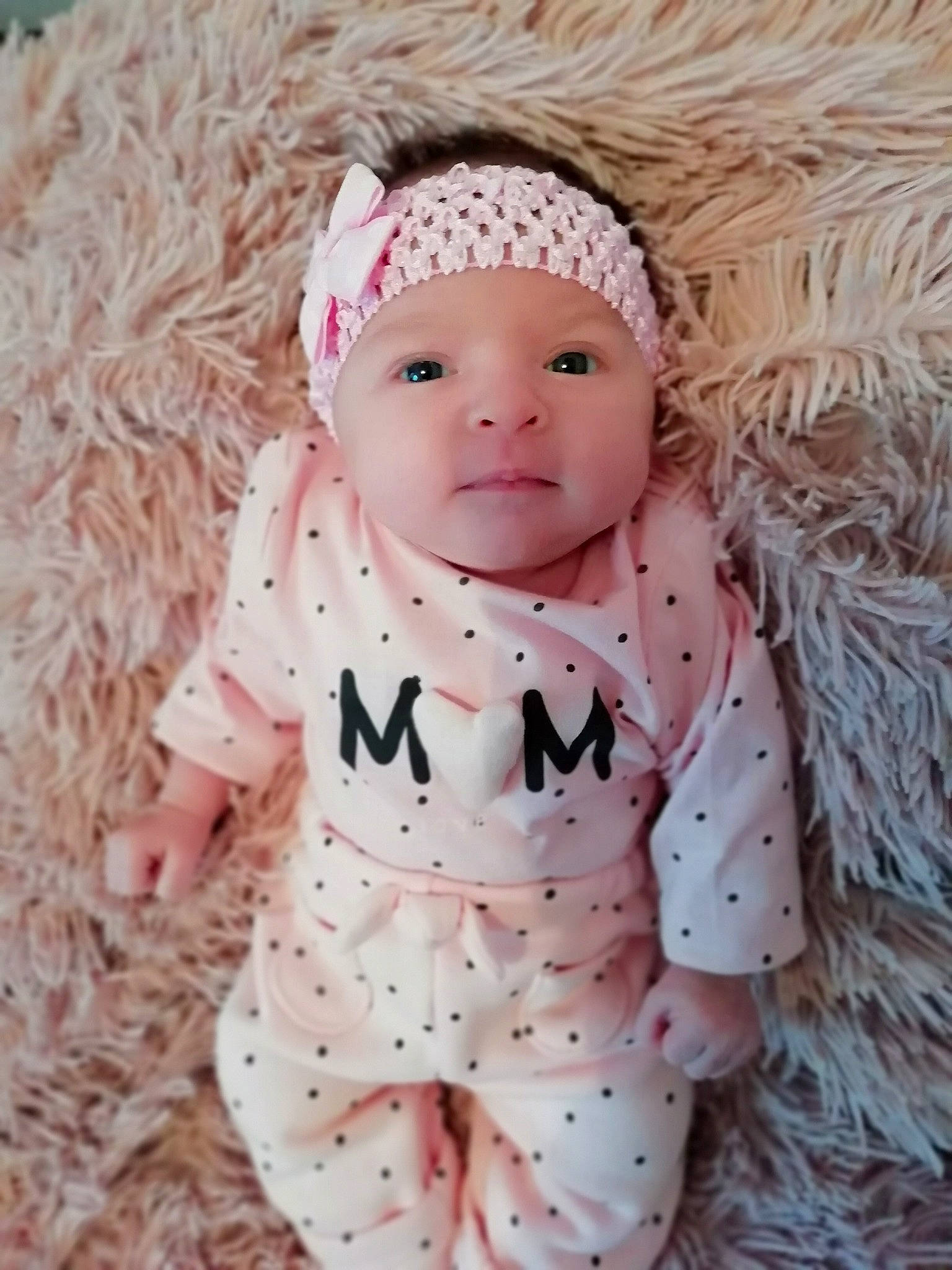 Jade a rejoint le concours — aidez-le/la à gagner de superbes lots ! baby, baby_toddler_clothing, beanie, bonnet, cheek, child, costume_accessory, fur, headwear, nightwear, nose, overall, peach, person, pink, skin, sleeve, textile, wool