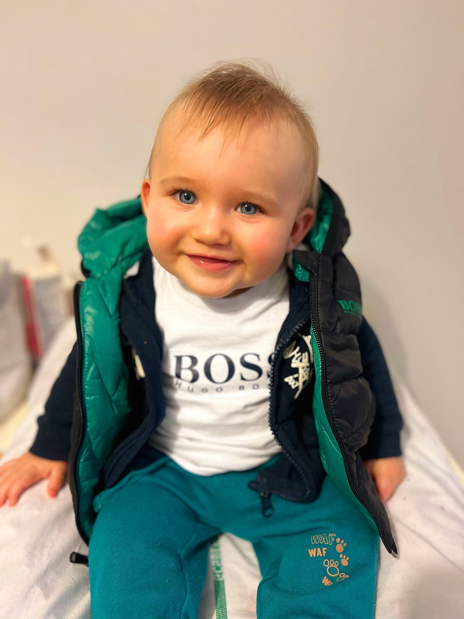 Arthur participe au concours pour gagner de l'argent avec cette photo : baby, baby_products, baby_toddler_clothing, cheek, child, comfort, electric_blue, eye, fashion_accessory, hairstyle, happy, iris, joy, neck, person, personal_protective_equipment, shoulder, skin, sleeve, smile