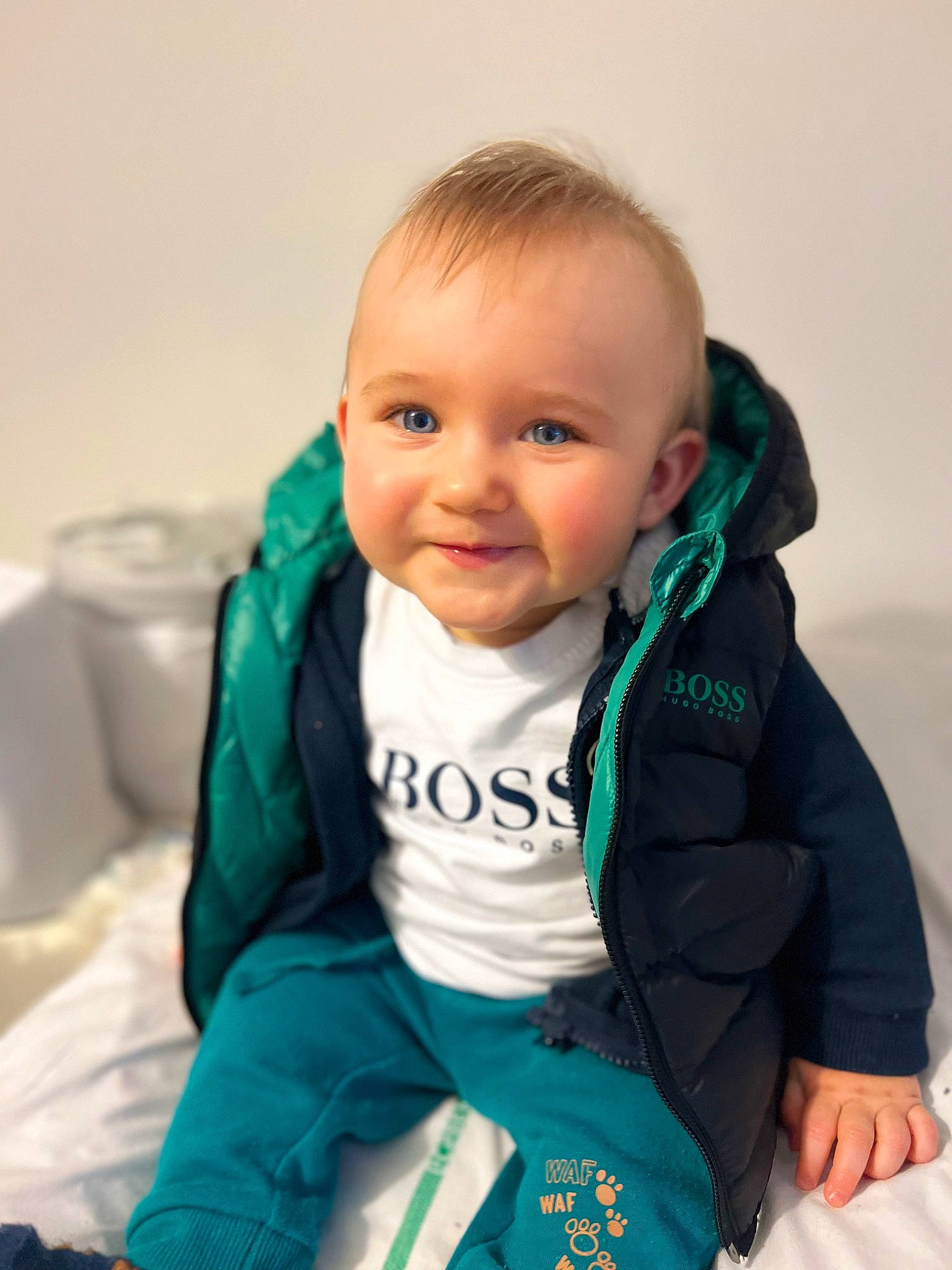 Arthur a rejoint le concours — aidez-le/la à gagner de superbes lots ! baby, baby_toddler_clothing, cheek, child, chin, comfort, electric_blue, eye, face, happy, iris, jacket, joy, neck, outerwear, person, sitting, skin, sleeve, smile