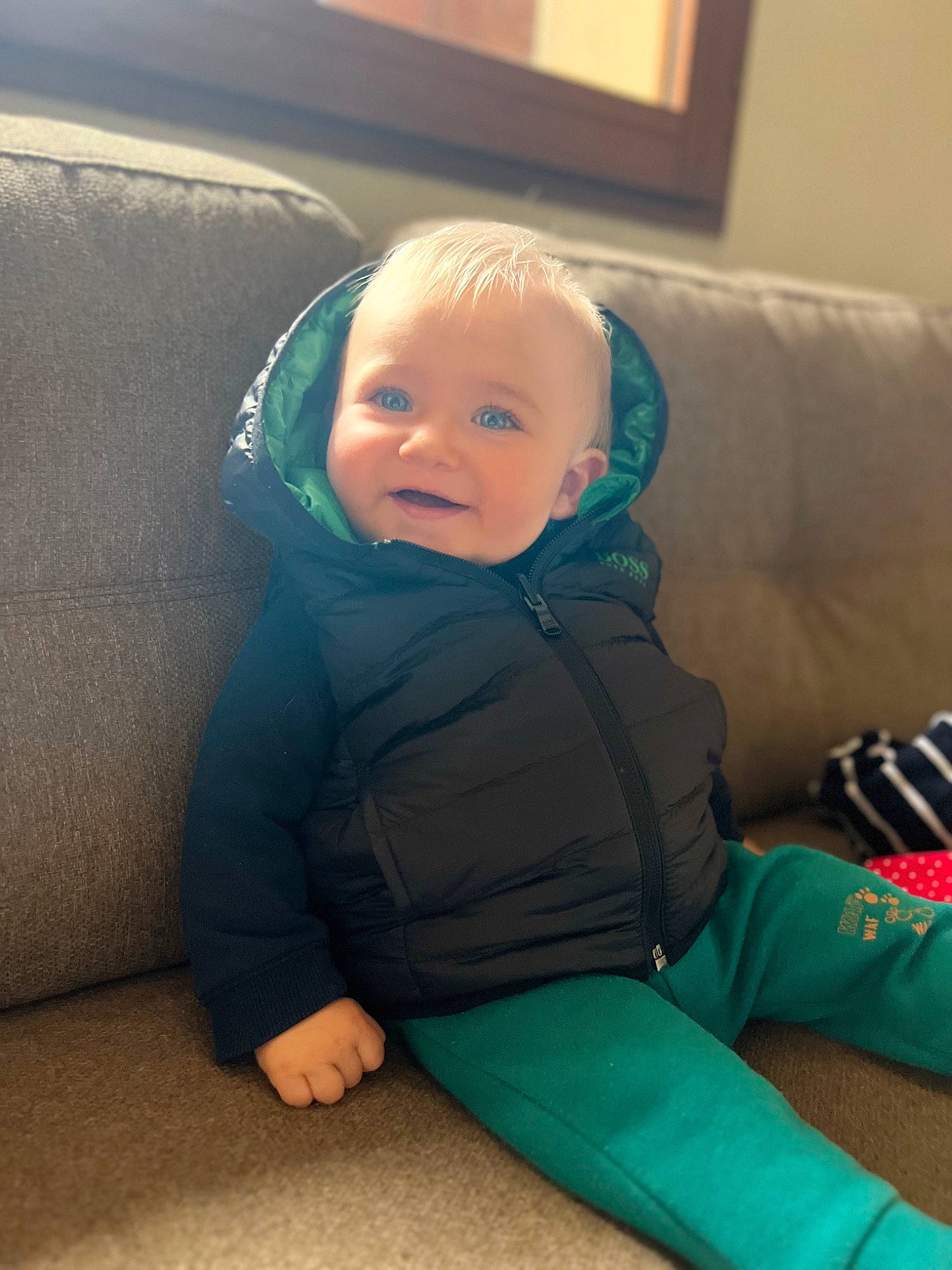 Arthur a rejoint le concours — aidez-le/la à gagner de superbes lots ! baby, baby_toddler_clothing, cheek, child, comfort, couch, electric_blue, eye, face, floor, flooring, head, living_room, person, picture_frame, room, sitting, sleeve, smile, toddler