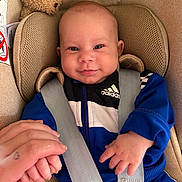Louis a rejoint le concours — aidez-le/la à gagner de superbes lots ! adidas, baby, baby_face, blue_clothing, car_seat, child, child_safety, closeup, comfort, cute, hand_holding, happy, indoor, infant, person, portrait, seatbelt, smile, soft_toy, teddy_bear