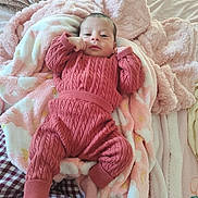 Mira a rejoint le concours — aidez-le/la à gagner de superbes lots ! baby, infant, blanket, pink, knitted_clothing, cozy, lying_down, soft_texture, bed, sleepwear, newborn, cute, child, portrait, home_interior, comfort, furniture, person, relaxing, warm_clothing