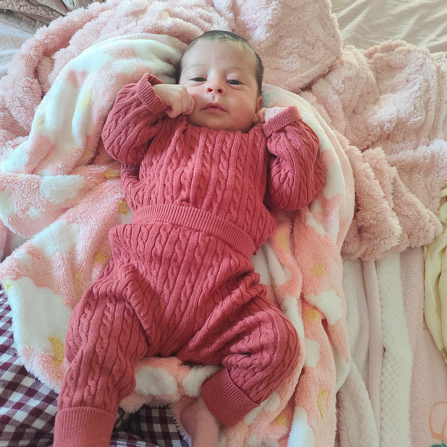 Mira a rejoint le concours — aidez-le/la à gagner de superbes lots ! baby, bed, blanket, child, comfort, cozy, cute, furniture, home_interior, infant, knitted_clothing, lying_down, newborn, person, pink, portrait, relaxing, sleepwear, soft_texture, warm_clothing
