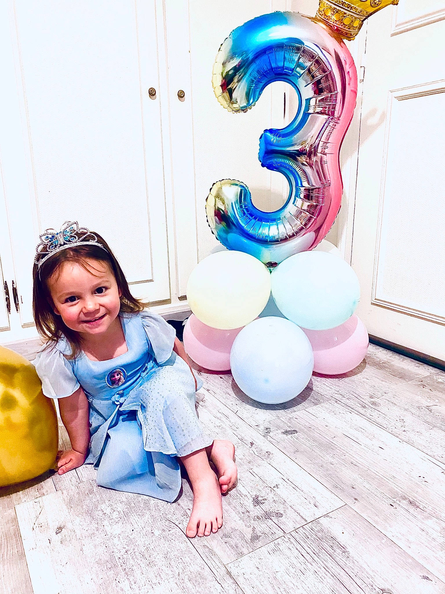 Alexandra participe au concours pour gagner de l'argent avec cette photo : baby_toddler_clothing, balloon, barefoot, child, electric_blue, event, fashion_accessory, flooring, fun, happy, joy, leg, leisure, party_supply, pattern, person, portrait_photography, sitting, smile, toddler
