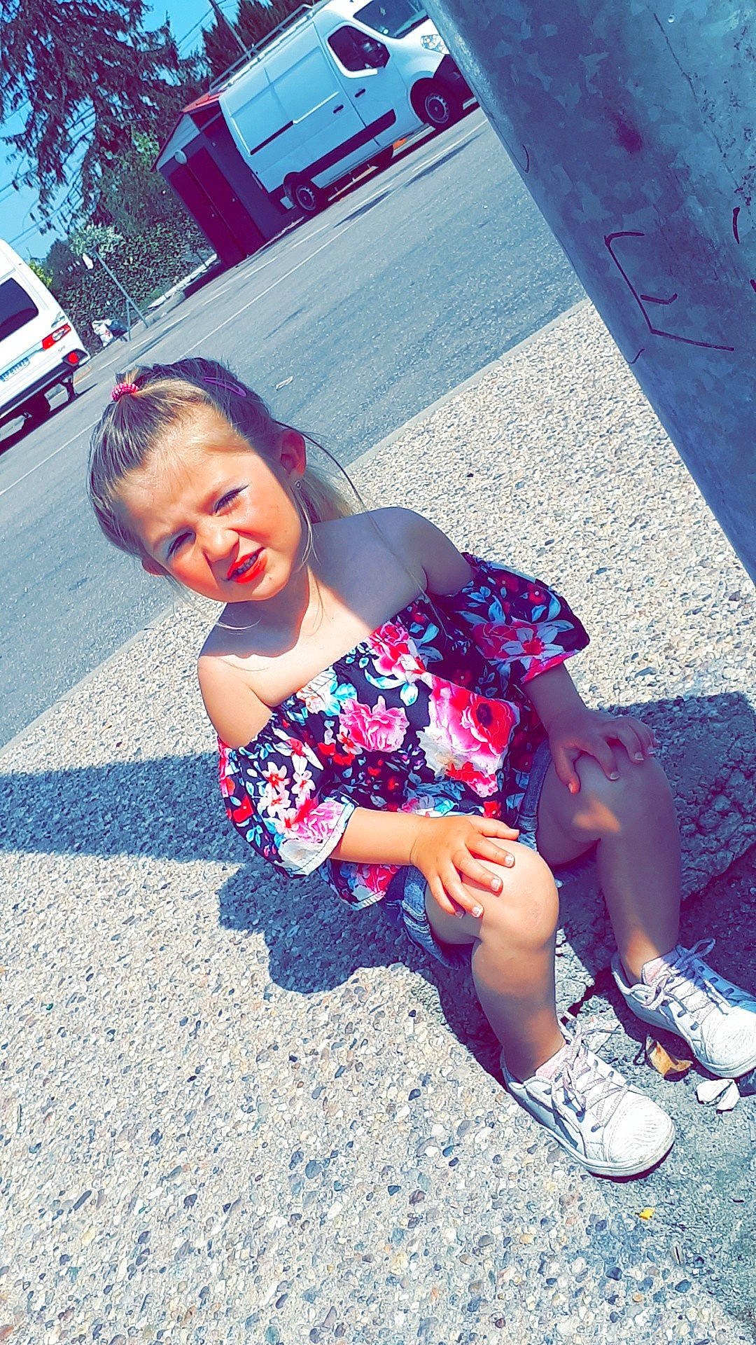 Sublime participe au concours pour gagner de l'argent avec cette photo : child, cool, fun, girl, glasses, happiness, person, pink, purple, recreation, red, sitting, smile, snapshot, summer, sunglasses, vacation, vision_care