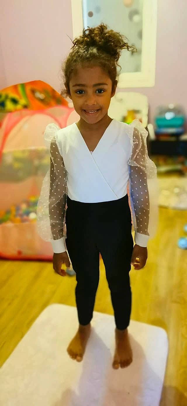 Laïna participe au concours pour gagner de l'argent avec cette photo : child, child_model, clothing, joy, leg, leggings, neck, outerwear, person, shoe, sleeve, sportswear, standing, tights, toddler, top, trousers