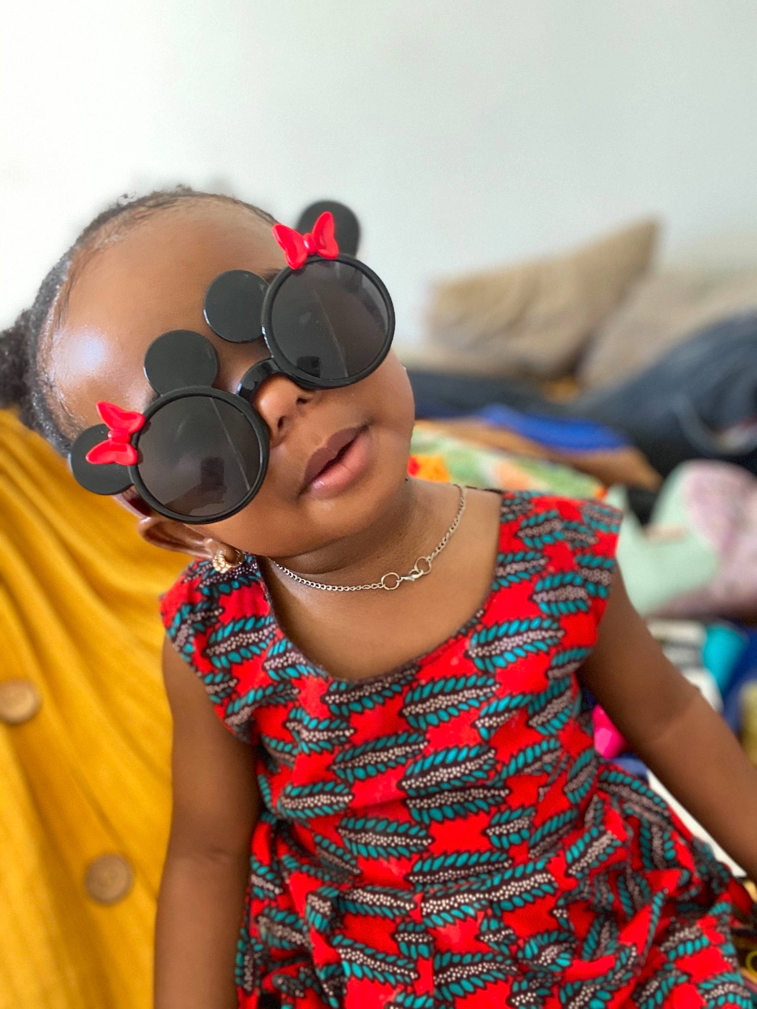 Mariama a rejoint le concours — aidez-le/la à gagner de superbes lots ! audio_equipment, child, ear, eyewear, fun, glasses, person, toddler, vacation