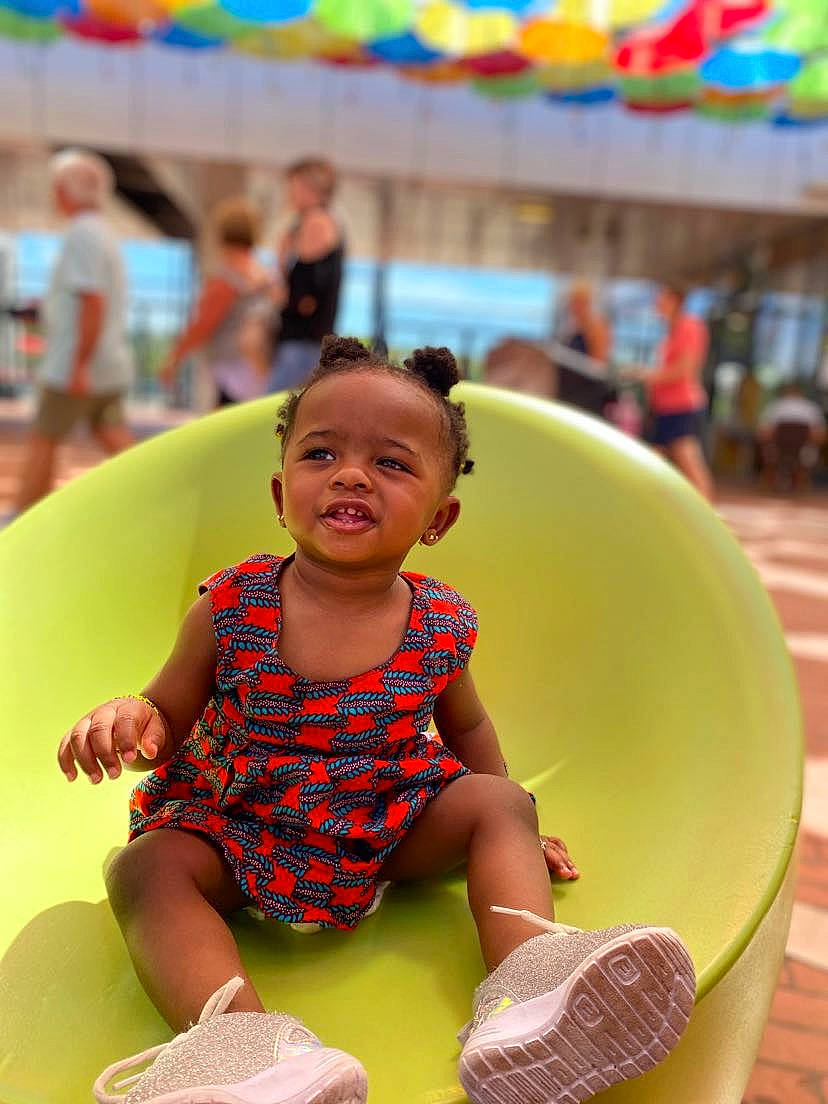 Mariama participe au concours pour gagner de l'argent avec cette photo : baby, child, city, fun, games, happy, human_settlement, leisure, party, people, person, play, playground, public_space, recreation, sitting, smile, summer, toddler, vacation