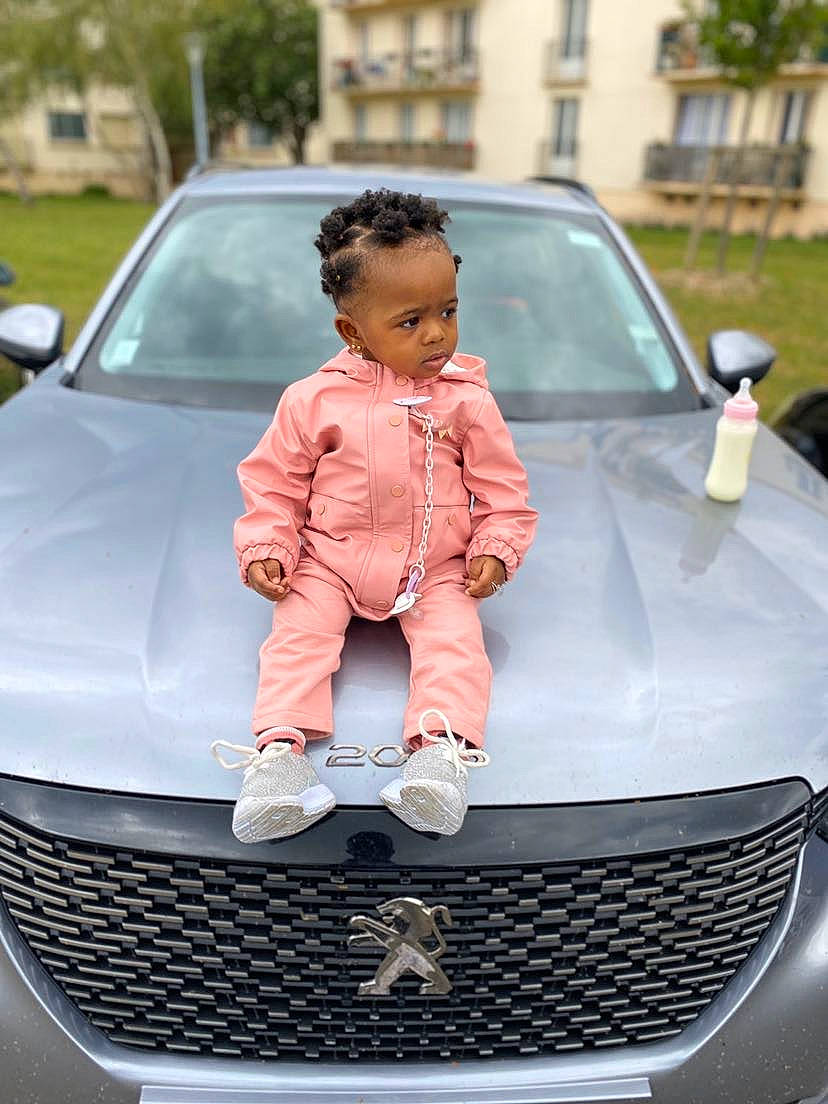 Mariama participe au concours pour gagner de l'argent avec cette photo : automotive_design, automotive_window_part, car, child, city_car, executive_car, family_car, grille, hood, land_vehicle, luxury_vehicle, mid_size_car, person, sedan, vehicle