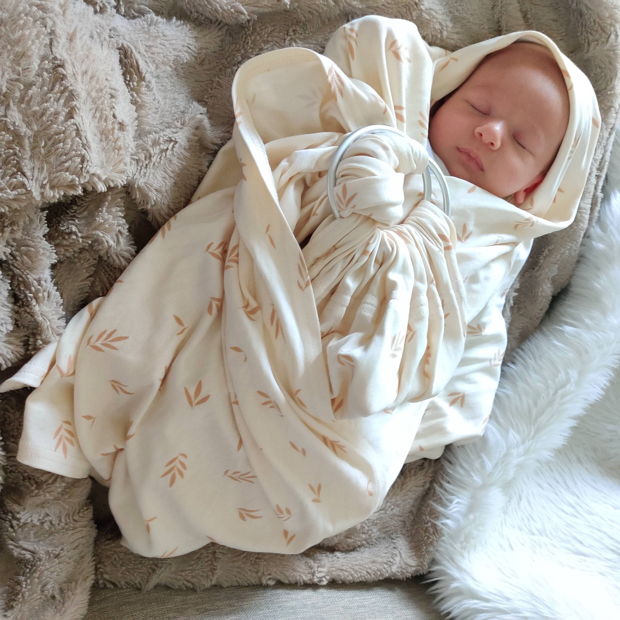 Jules a rejoint le concours — aidez-le/la à gagner de superbes lots ! baby, baby_products, baby_sleeping, baby_toddler_clothing, bed_sheet, bedding, bedtime, beige, child, comfort, fur, linens, nap, pattern, peach, person, sleep, sleeve, textile, toddler