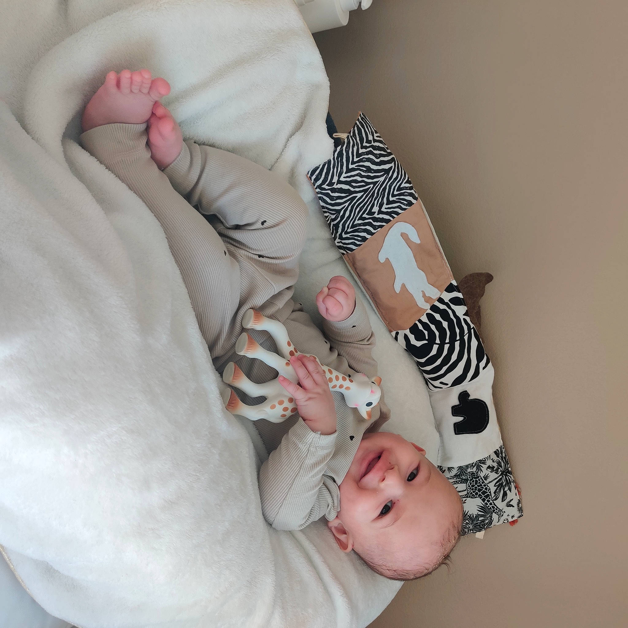 Jules participe au concours pour gagner de l'argent avec cette photo : baby, baby_sleeping, baby_toddler_clothing, comfort, eye, finger, gesture, hand, headgear, human_body, joy, leg, linens, nail, person, pink, skin, sleeve, textile, thumb