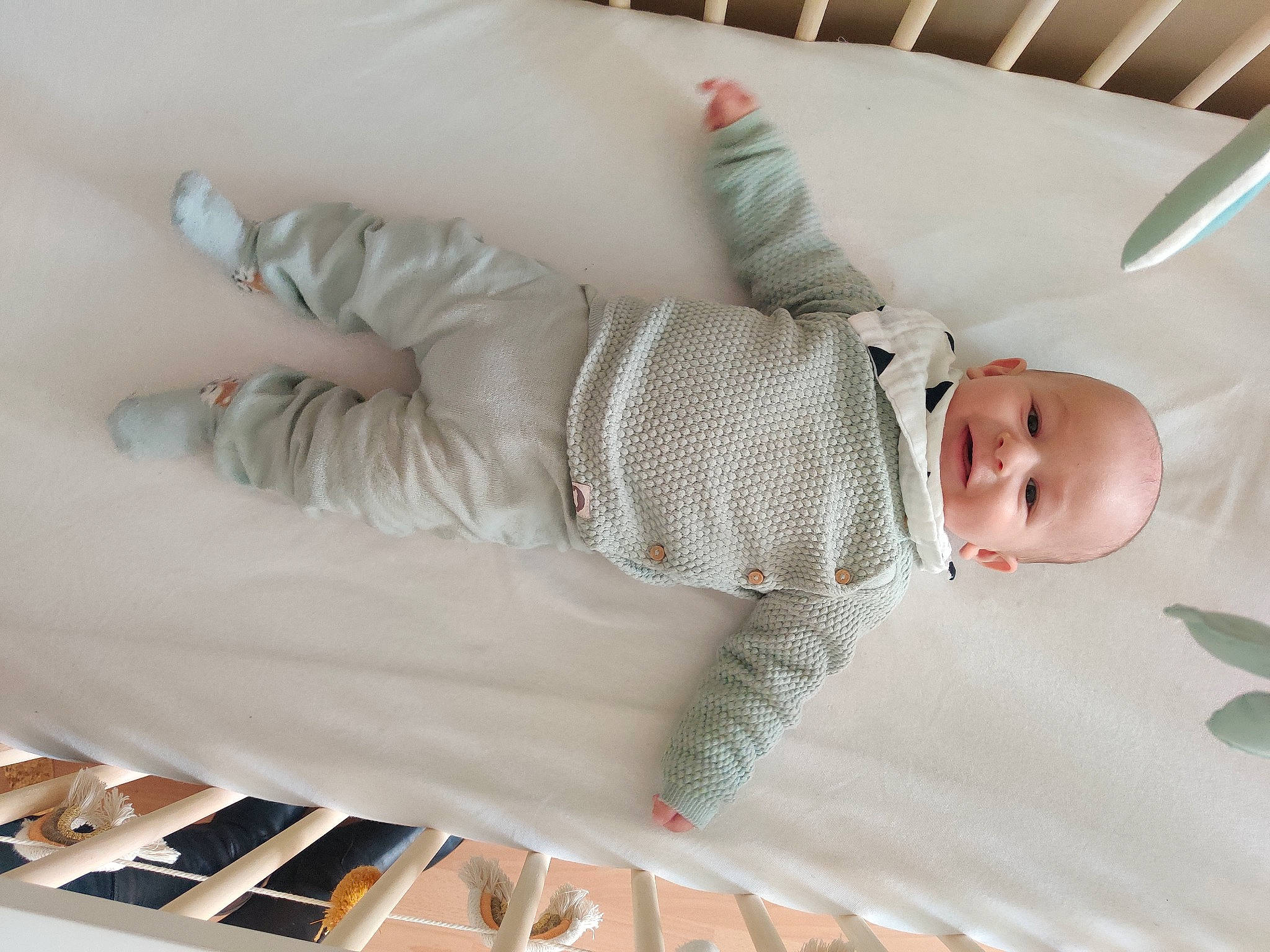 Jules participe au concours pour gagner de l'argent avec cette photo : baby, baby_products, baby_toddler_clothing, child, comfort, elbow, finger, foot, gesture, headgear, human_body, human_leg, linens, nail, pattern, person, sitting, sleeve, toddler, white