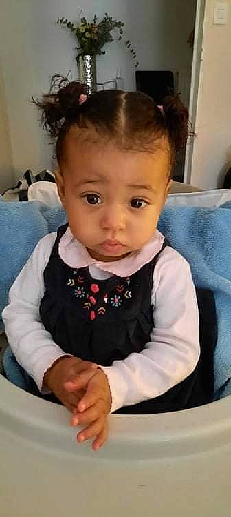 Destiney a rejoint le concours — aidez-le/la à gagner de superbes lots ! baby, baby_toddler_clothing, cheek, child, comfort, ear, eyelash, fashion_accessory, hair_accessory, hairstyle, happy, head, nose, person, room, sitting, sleeve, toddler