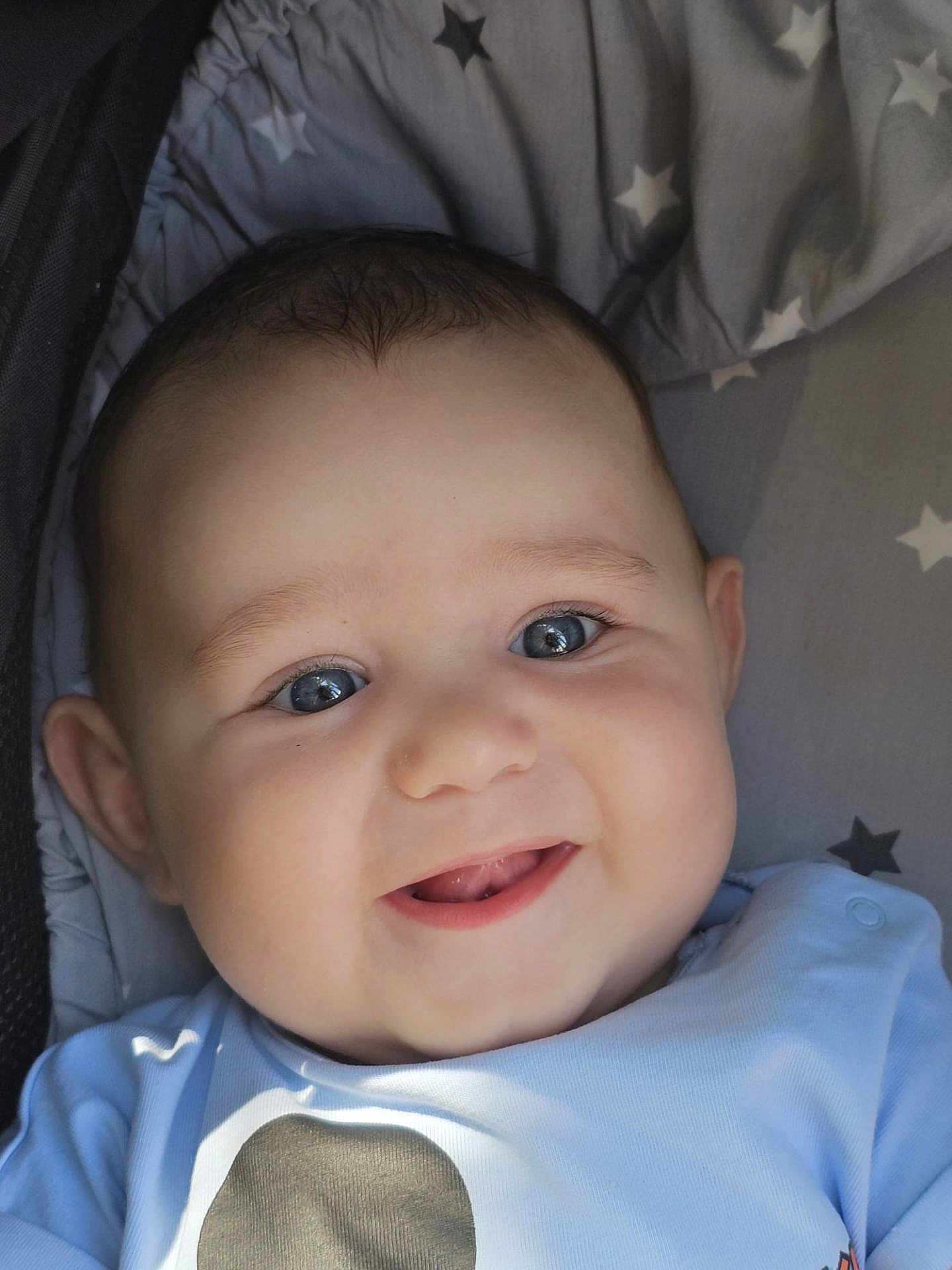 Aarón is registered to the contest to win money with this photo: baby, child, smile, face, blue_eyes, infant, cute, happy, portrait, clothing, star_pattern, cushion, close_up, person, young, baby_girl, baby_boy, soft_light, indoors, expression
