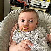 Mathis a rejoint le concours — aidez-le/la à gagner de superbes lots ! baby, bib, child, clothing, curious, cushion, expression, face, food_stains, furniture, hand, helmet, high_chair, household, indoor, infant, messy, person, printer, toy