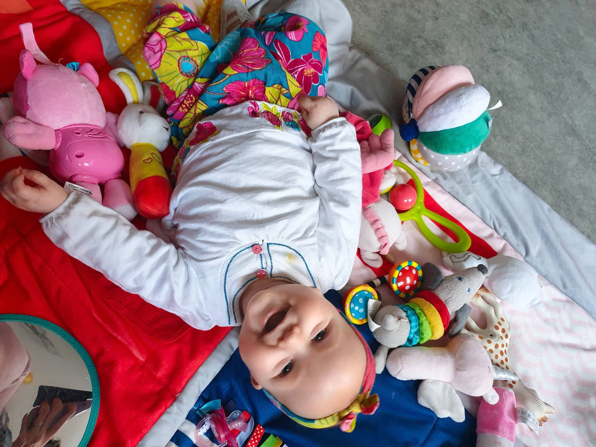 Clémence a rejoint le concours — aidez-le/la à gagner de superbes lots ! baby, baby_toddler_clothing, chair, child, community, event, facial_expression, festival, foot, fun, green, hand, happy, headwear, joy, person, public_event, red, smile, t_shirt