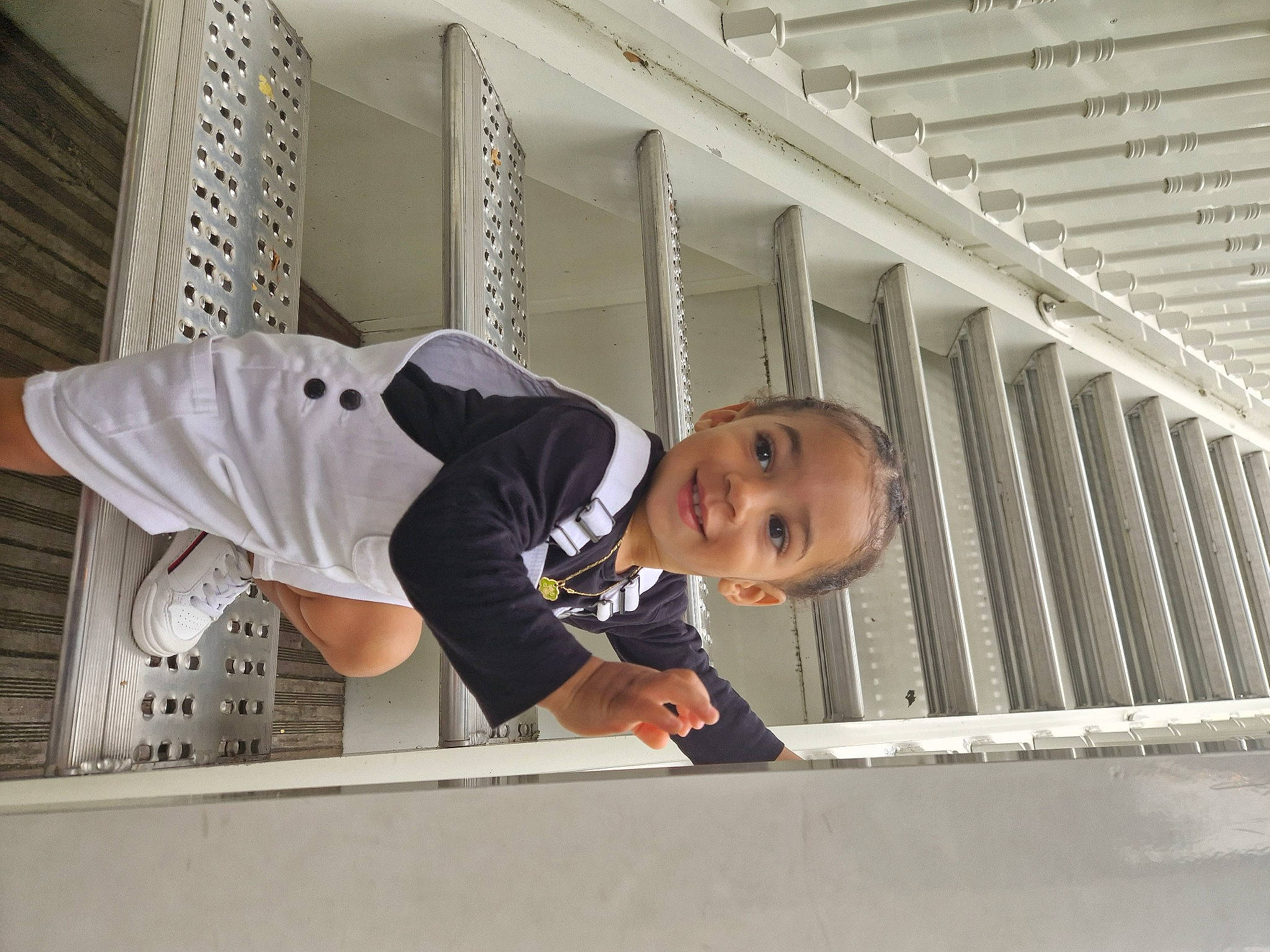 Maël a rejoint le concours — aidez-le/la à gagner de superbes lots ! building, ceiling, child, composite_material, elbow, fun, happy, joy, person, sleeve, smile, t_shirt, toddler