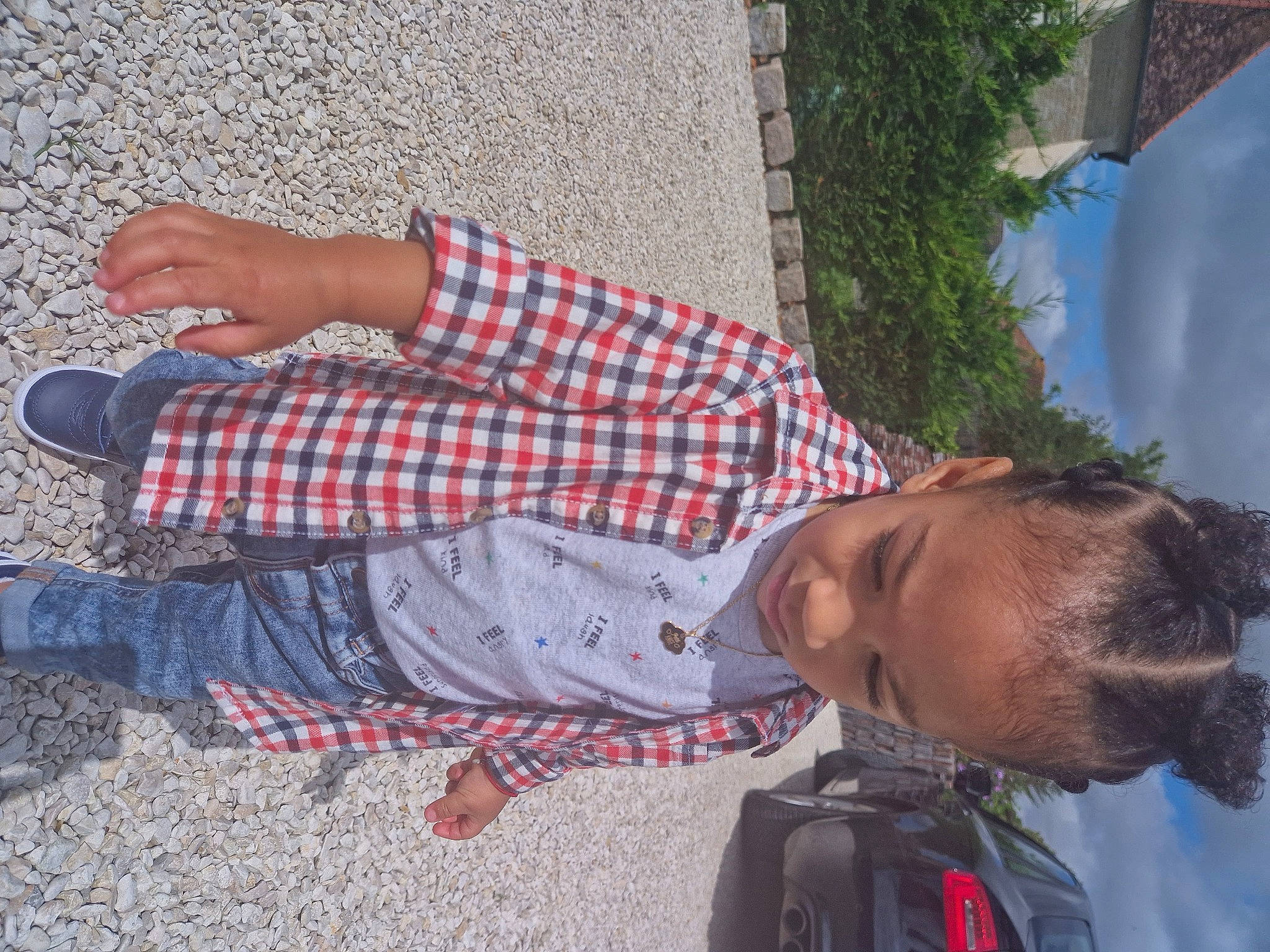 Maël participe au concours pour gagner de l'argent avec cette photo : backpack, child, eyewear, foot, fun, grass, human_leg, leaf, leisure, pattern, person, plaid, plant, recreation, shadow, sidewalk, sitting, tartan, tree, vacation