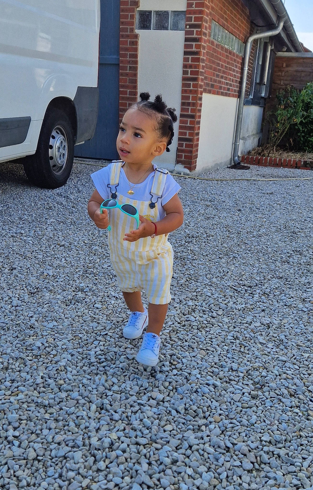 Maël participe au concours pour gagner de l'argent avec cette photo : asphalt, automotive_exterior, door, electric_blue, flooring, fun, grass, house, human_leg, leisure, person, plant, recreation, road, road_surface, sidewalk, t_shirt, tire, toddler, vehicle_door