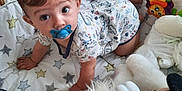 Lyam participe au concours pour gagner de l'argent avec cette photo : baby, pacifier, crib, toy, plush, mickey_mouse, bedding, stars, crawling, child, indoor, wooden_bars, floor, colorful, cute, infant, clothing, playful, soft_toy, nursery