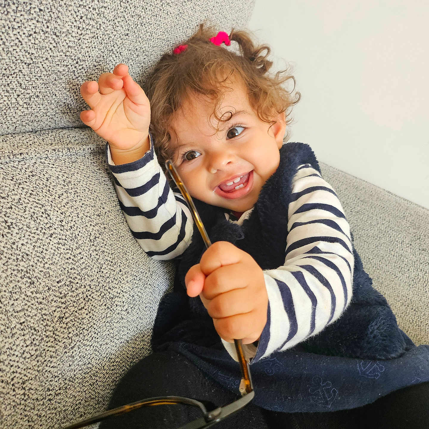 Azalia a rejoint le concours — aidez-le/la à gagner de superbes lots ! black_tights, blue_dress, child, couch, curly_hair, cute, face, fun, glasses, hand, happy, home, indoor, person, playful, sitting, smile, striped_shirt, toddler, young_child