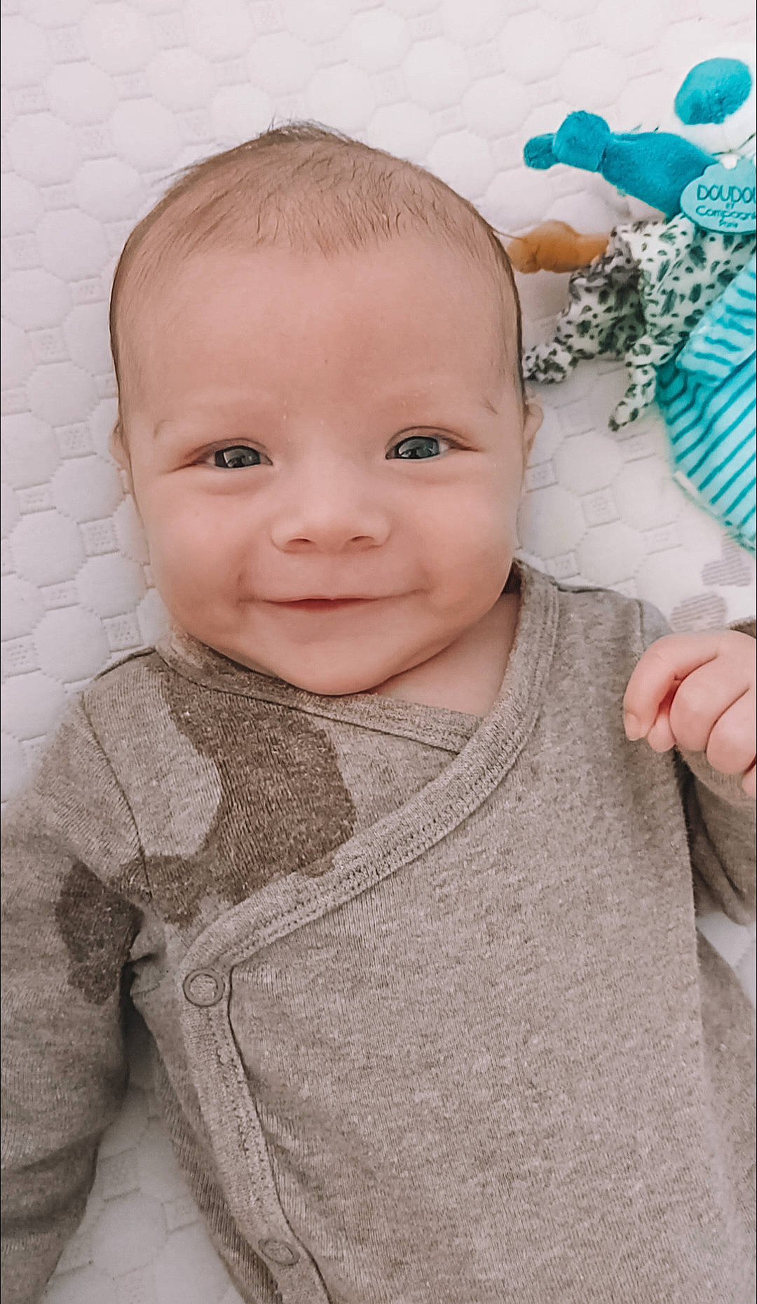 Lyo a rejoint le concours — aidez-le/la à gagner de superbes lots ! baby, baby_toddler_clothing, blue, cheek, child, eyelash, flooring, grass, happy, iris, joy, lip, nose, pattern, person, pink, portrait_photography, skin, sleeve, smile