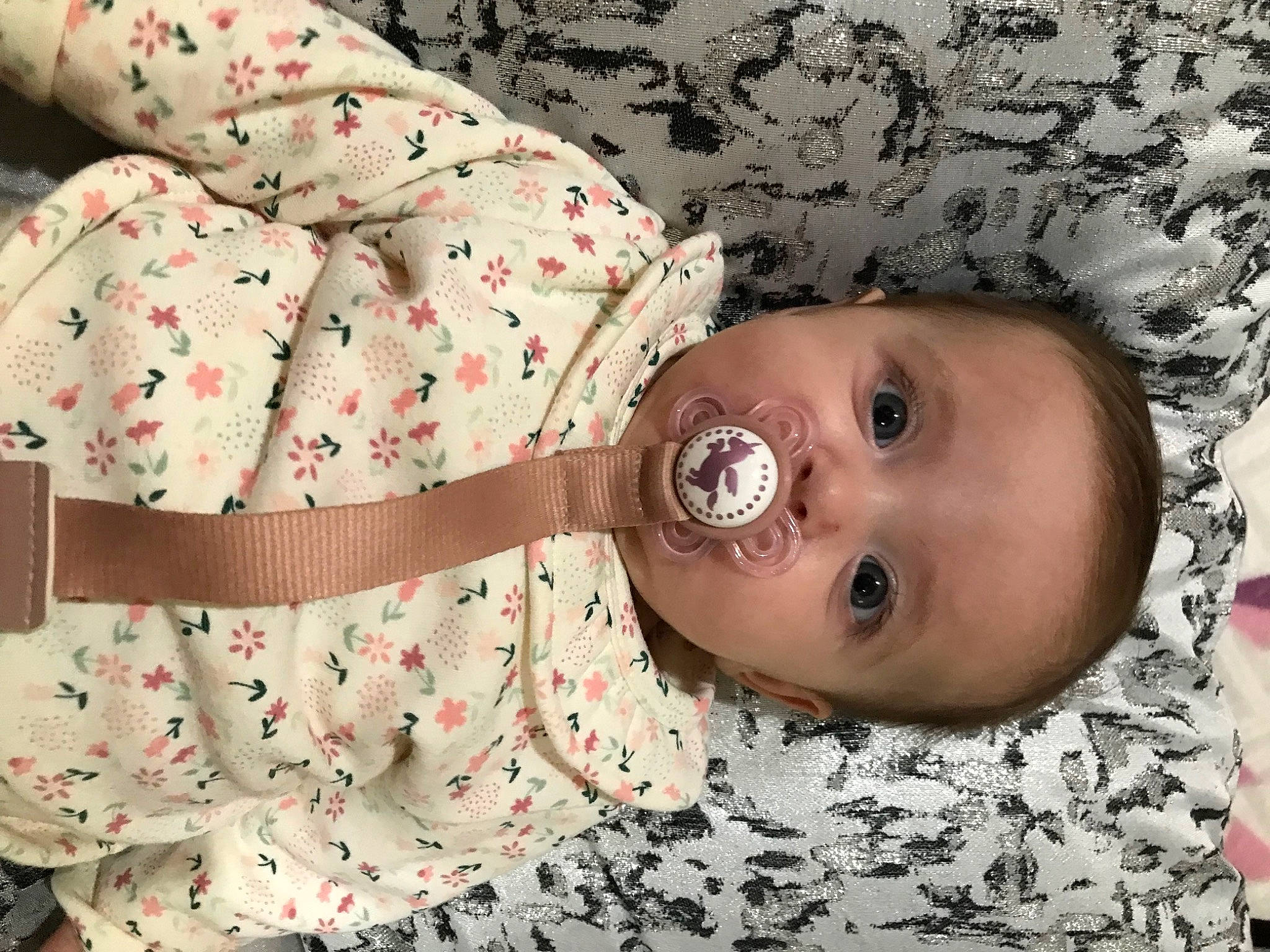Juliana participe au concours pour gagner de l'argent avec cette photo : baby, baby_toddler_clothing, bedding, button, child, collar, day_dress, dress_shirt, linens, nose, pattern, peach, person, portrait_photography, room, skin, sleeve, textile, toddler, wood