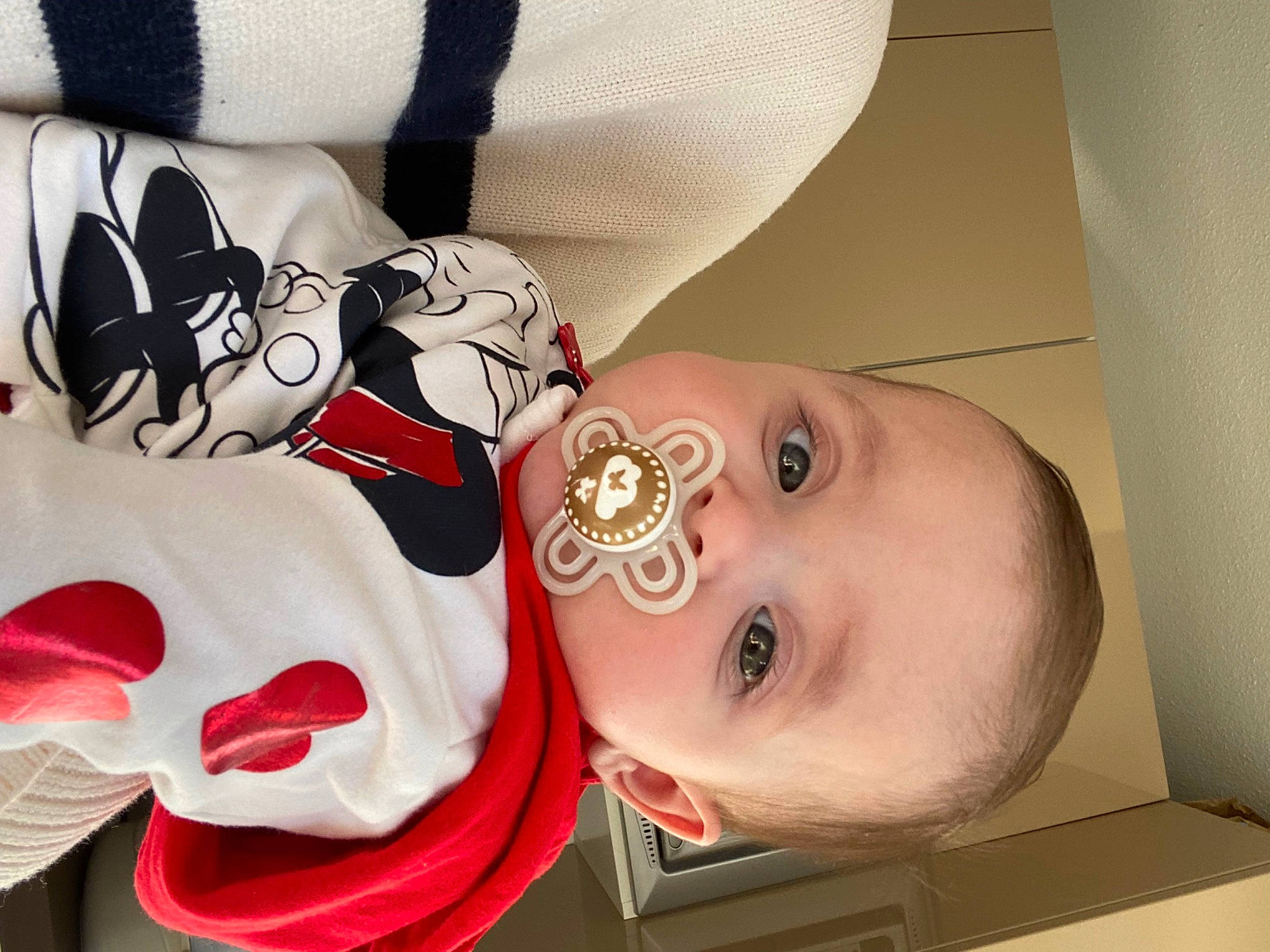 Juliana a rejoint le concours — aidez-le/la à gagner de superbes lots ! baby, baby_products, baby_sleeping, baby_toddler_clothing, bedding, carmine, child, comfort, eyelash, happy, headgear, human_body, linens, nose, pattern, person, room, selfie, smile, stuffed_toy