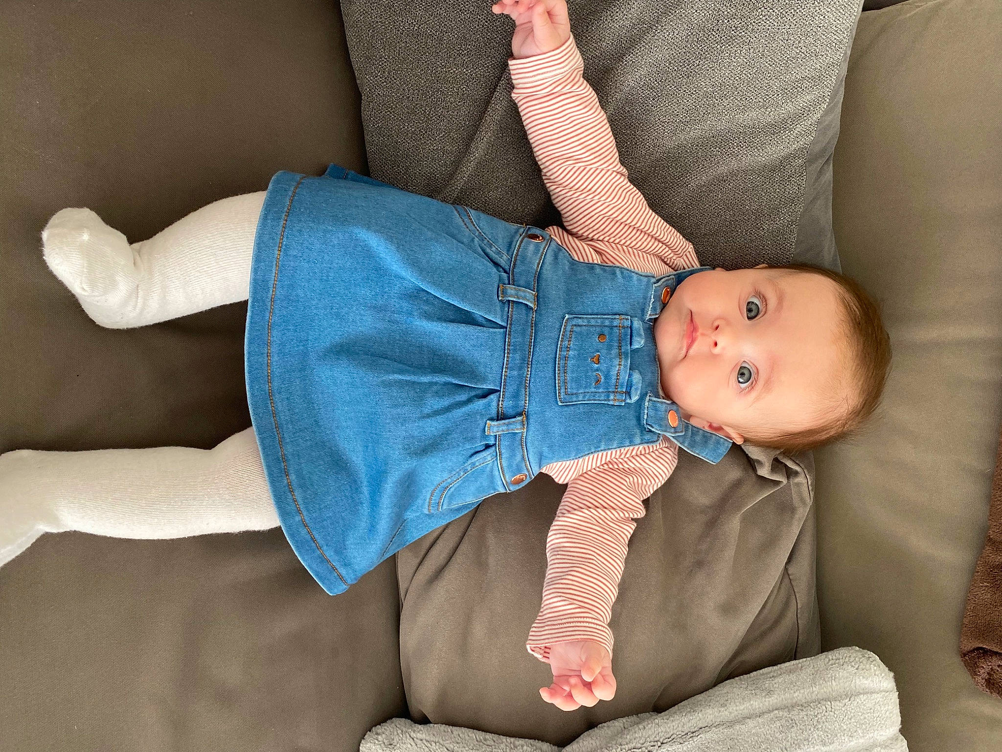 Juliana participe au concours pour gagner de l'argent avec cette photo : baby, baby_toddler_clothing, comfort, dress, electric_blue, eye, finger, gesture, hand, human_body, joint, knee, lap, leg, person, skin, sleeve, sock, textile, thigh