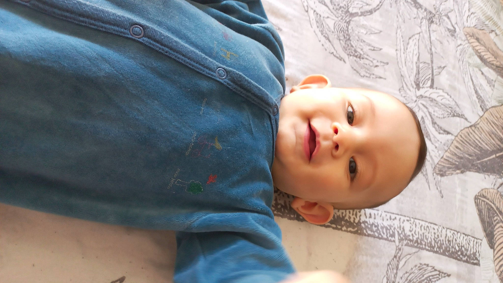 Ali a rejoint le concours — aidez-le/la à gagner de superbes lots ! baby, baby_toddler_clothing, cheek, child, clothing, comfort, denim, electric_blue, flash_photography, grey, happy, lip, nose, pattern, person, portrait_photography, sitting, sleeve, smile, toddler