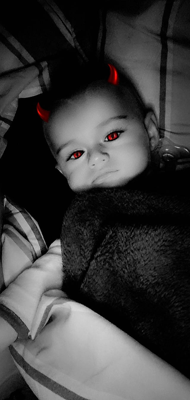 Teewen a rejoint le concours — aidez-le/la à gagner de superbes lots ! black_hair, carmine, comfort, darkness, doll, eyelash, flash_photography, fur, gesture, grey, hand, lip, monochrome, monochrome_photography, mouth, nose, person, snout, style, textile