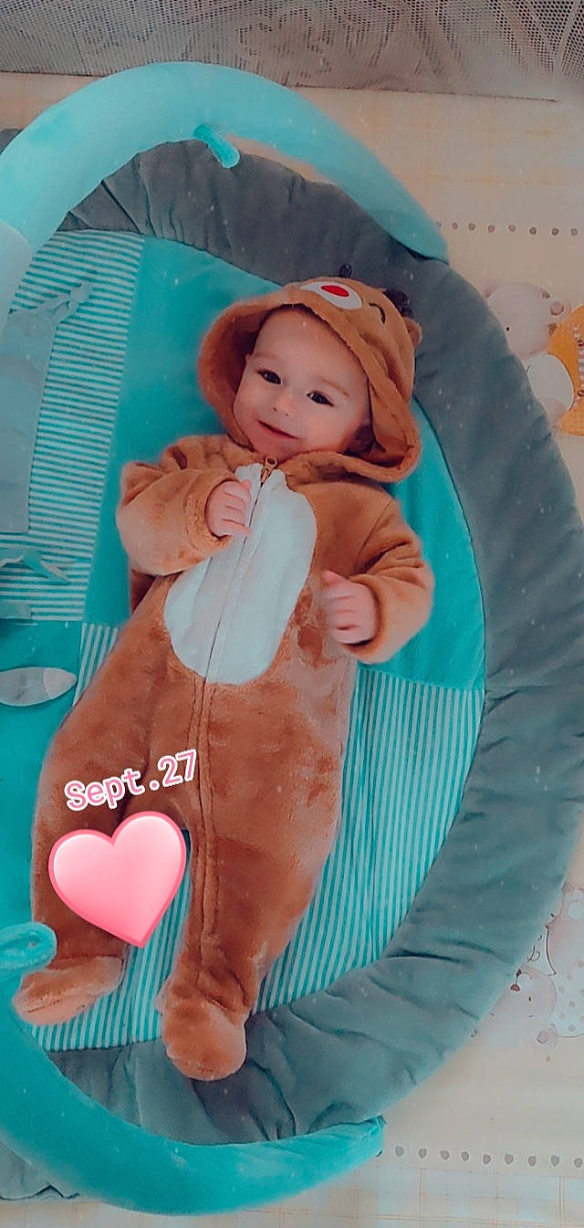 Teewen a rejoint le concours — aidez-le/la à gagner de superbes lots ! abdomen, baby, baby_products, baby_toddler_clothing, beauty, child, comfort, gesture, happy, headwear, linens, orange, peach, person, pink, plush, skin, sleeve, smile, stuffed_toy