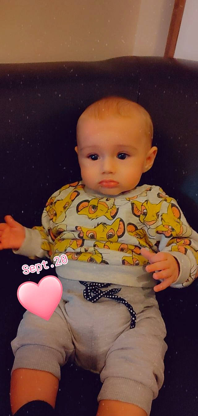 Teewen participe au concours pour gagner de l'argent avec cette photo : baby, baby_products, baby_toddler_clothing, cheek, child, comfort, cool, face, hairstyle, happy, human_body, orange, person, sitting, skin, sleeve, standing, t_shirt, textile, thigh