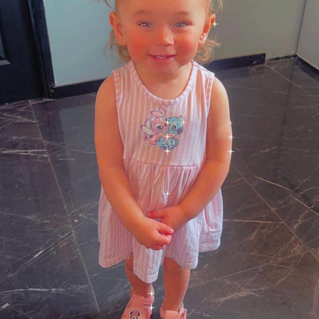 Zyëna a rejoint le concours — aidez-le/la à gagner de superbes lots ! cartoon_characters, child, clothing, cute, footwear, girl, hair, happy, indoor, marble_floor, minnie_mouse, person, pigtails, pink_dress, portrait, sandals, smiling, sparkles, standing, toddler