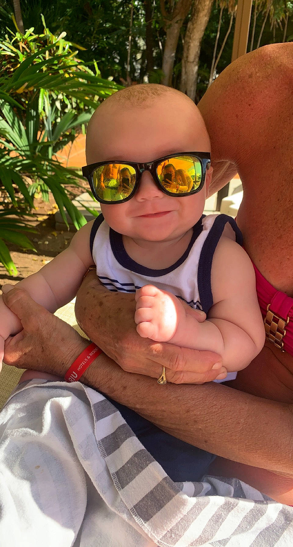 Ayden a rejoint le concours — aidez-le/la à gagner de superbes lots ! baby, baby_toddler_clothing, cheek, chest, eyewear, finger, glasses, goggles, grass, happy, leisure, people_in_nature, person, personal_protective_equipment, plant, recreation, skin, sunglasses, thumb, toddler