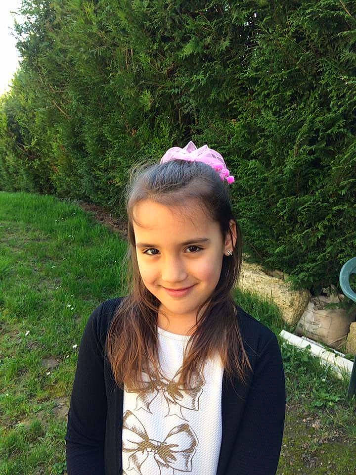 Nina a rejoint le concours — aidez-le/la à gagner de superbes lots ! beauty, clothing, dress, flower, girl, hair, hairstyle, joy, photo_shoot, portrait