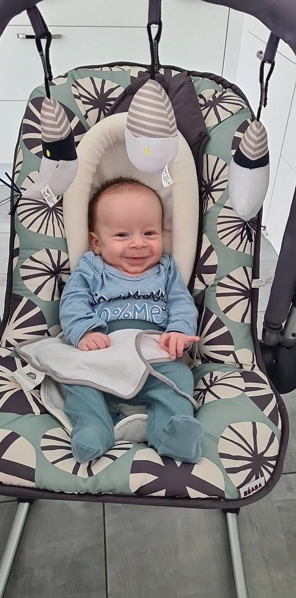 Lisandro a rejoint le concours — aidez-le/la à gagner de superbes lots ! baby, baby_carriage, baby_products, baby_toddler_clothing, child, comfort, fashion_accessory, hairstyle, happy, joy, monochrome, monochrome_photography, pattern, person, picture_frame, product, sitting, smile, stock_photography, style