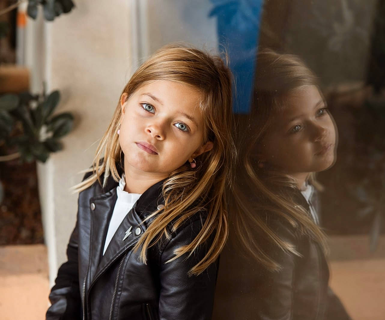 Enora participe au concours pour gagner de l'argent avec cette photo : blazer, blond, brown_hair, event, fashion_design, flash_photography, formal_wear, fun, fur, hair_coloring, happy, houseplant, iris, jacket, layered_hair, leather, leather_jacket, lip, person, portrait_photography