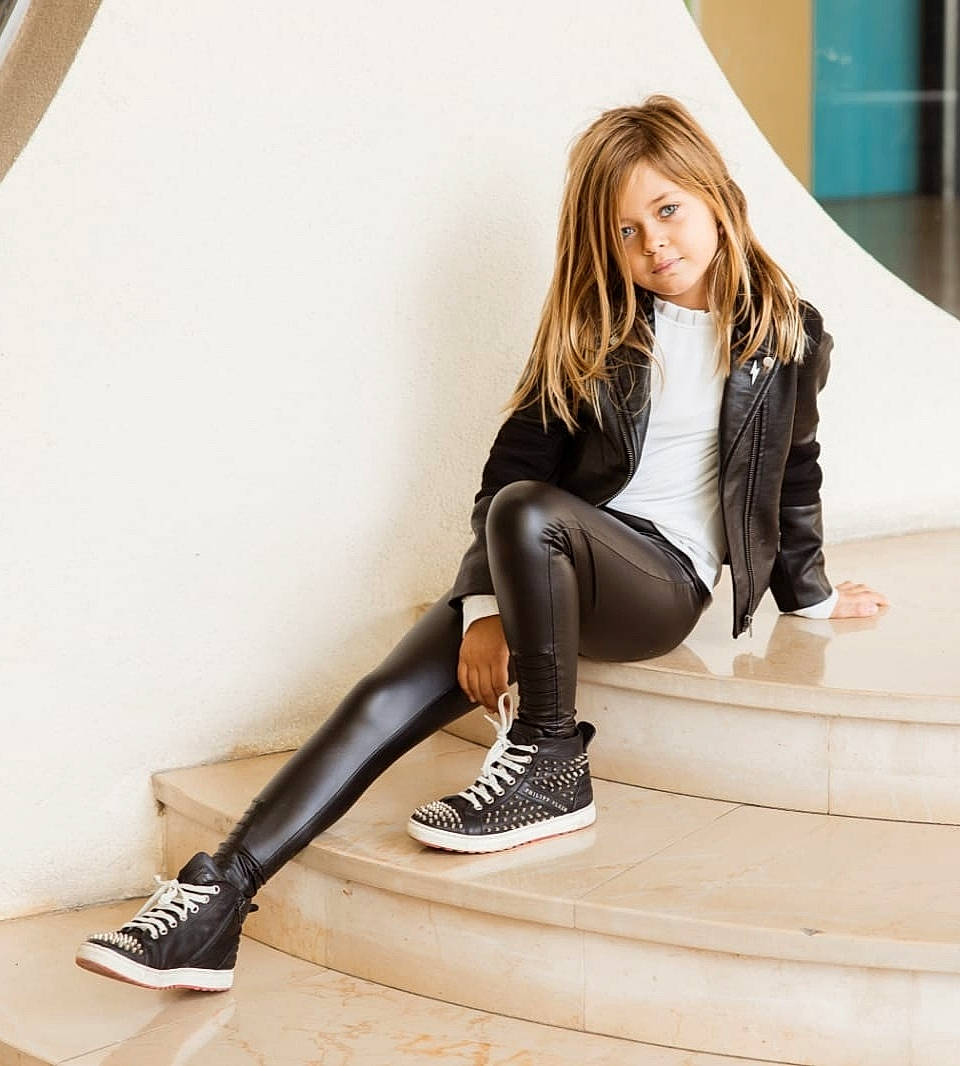 Enora a rejoint le concours — aidez-le/la à gagner de superbes lots ! automotive_design, blazer, comfort, denim, fashion_design, flash_photography, floor, flooring, jacket, knee, leg, neck, person, shoe, shoulder, sleeve, sneakers, sportswear, thigh, waist