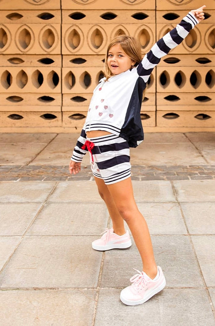 Enora a rejoint le concours — aidez-le/la à gagner de superbes lots ! bag, electric_blue, eyewear, fashion_design, human_leg, knee, leisure, pattern, person, photograph, recreation, sleeve, snapshot, sportswear, street, t_shirt, thigh, toddler, trunk, uniform