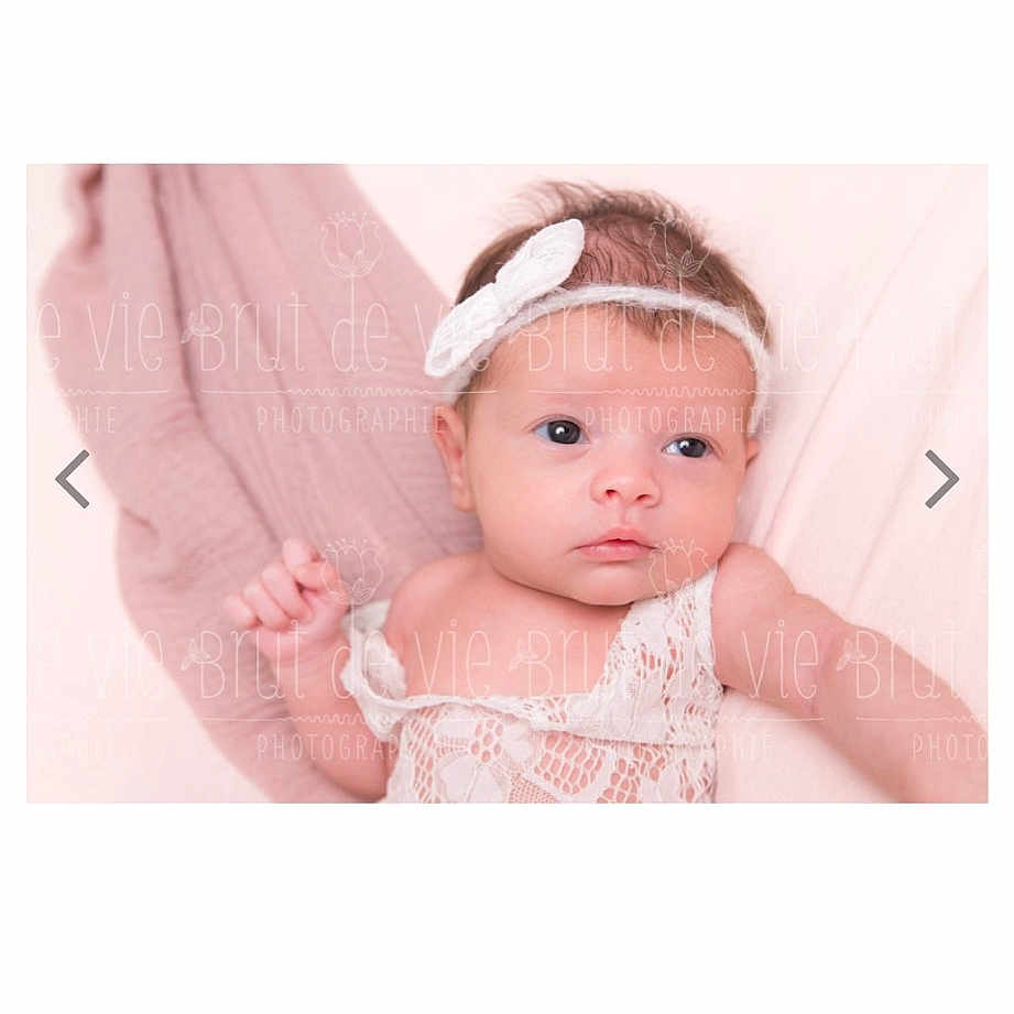 Albana a rejoint le concours — aidez-le/la à gagner de superbes lots ! baby, baby_toddler_clothing, beige, bridal_accessory, cap, child, embellishment, eyelash, fashion_accessory, hair_accessory, headband, headpiece, linens, magenta, neck, pattern, peach, pink, sleeve, toddler