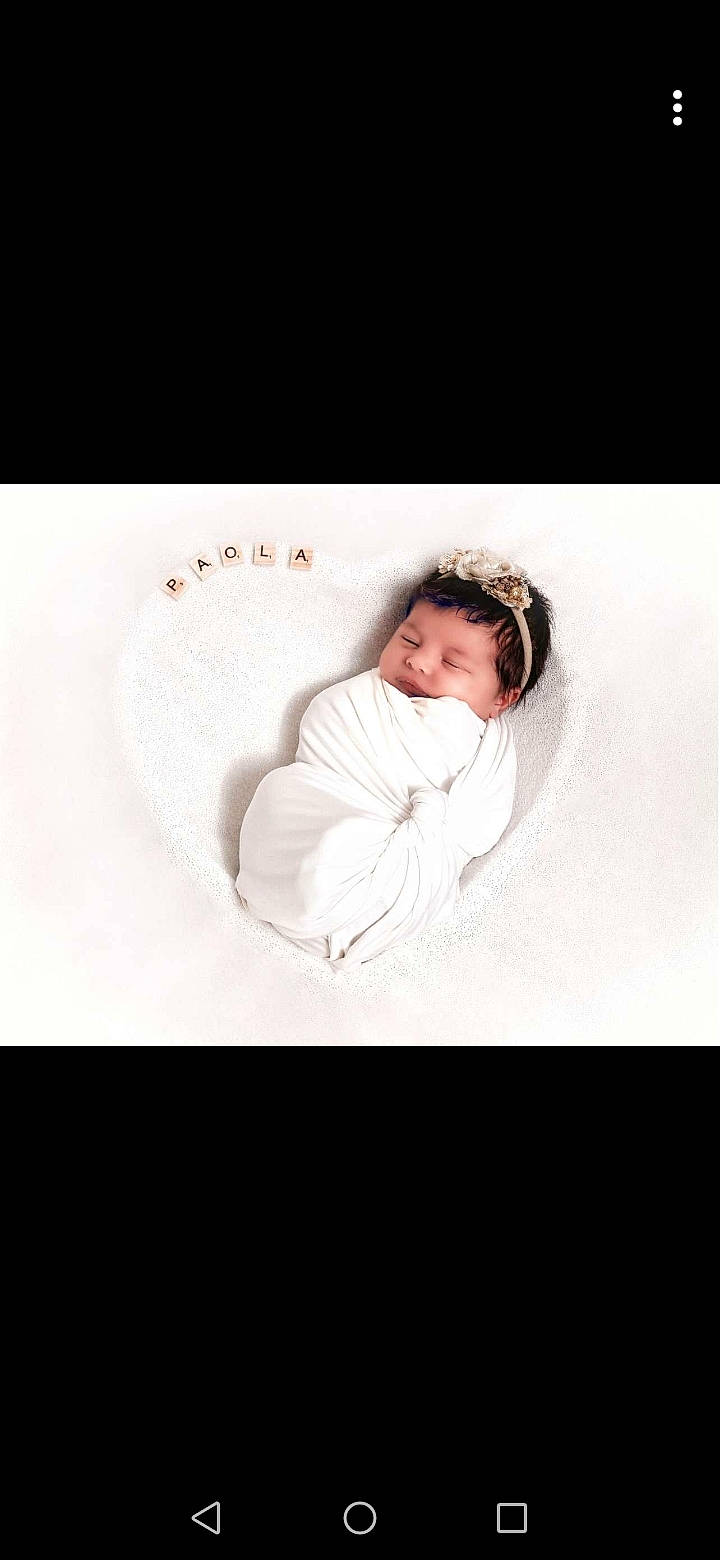 Paola a rejoint le concours — aidez-le/la à gagner de superbes lots ! baby, baby_toddler_clothing, child, circle, comfort, flash_photography, font, fur, happy, hood, hoodie, linens, monochrome, monochrome_photography, pattern, person, portrait, portrait_photography, sitting, sleeve