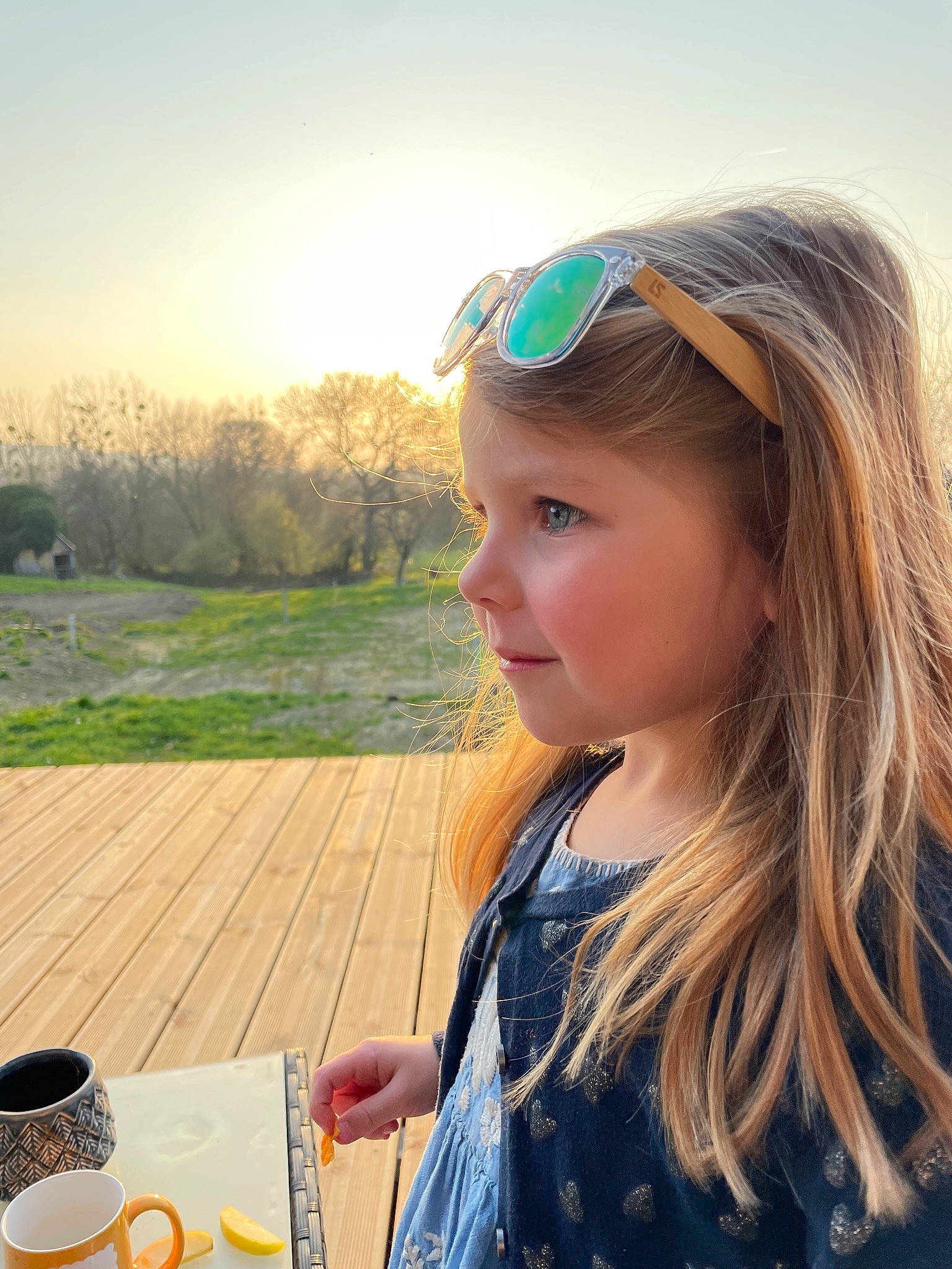 Elizabeth participe au concours pour gagner de l'argent avec cette photo : cap, coffee, coffee_cup, cup, drinkware, face, grass, happy, leisure, morning, person, plant, plate, serveware, sky, snapshot, sunlight, tableware, toddler, tree