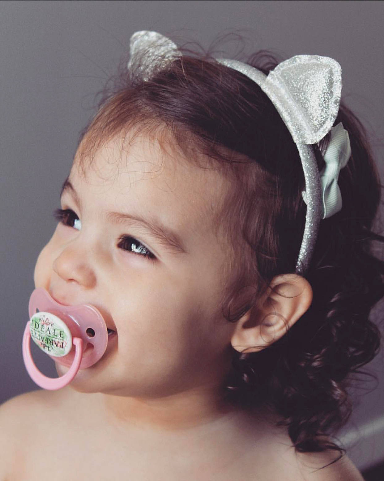 Gabriela a rejoint le concours — aidez-le/la à gagner de superbes lots ! baby, cheek, child, ear, eye, face, fashion_accessory, hair_accessory, hair_tie, happy, head, headgear, hearing, mouth, neck, nose, organ, person, photography, skin