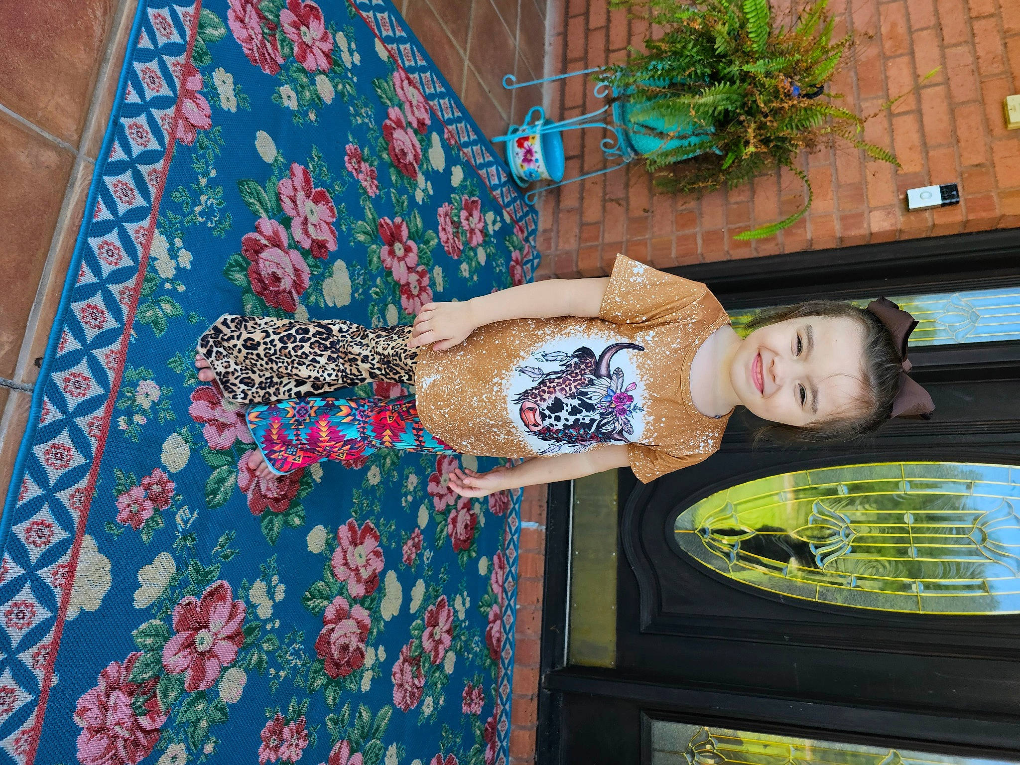 Violet is registered to the contest to win money with this photo: art, child, dress, facade, happy, joy, leisure, pattern, person, plant, smile, textile, tints_and_shades, tree, visual_arts, window, wood