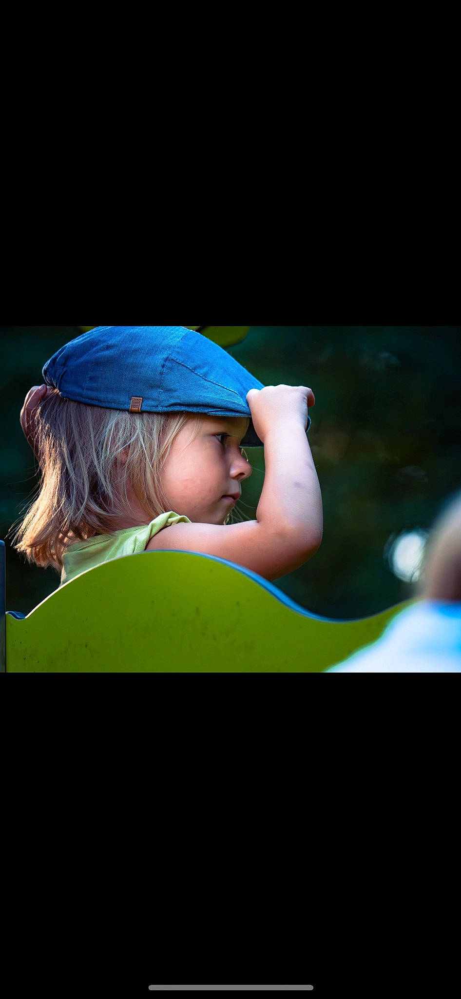 Elya a rejoint le concours — aidez-le/la à gagner de superbes lots ! baseball_cap, cap, child, darkness, elbow, electric_blue, eye, fashion_accessory, flash_photography, fun, grass, happy, hat, headwear, leisure, magenta, people_in_nature, person, portrait_photography, t_shirt