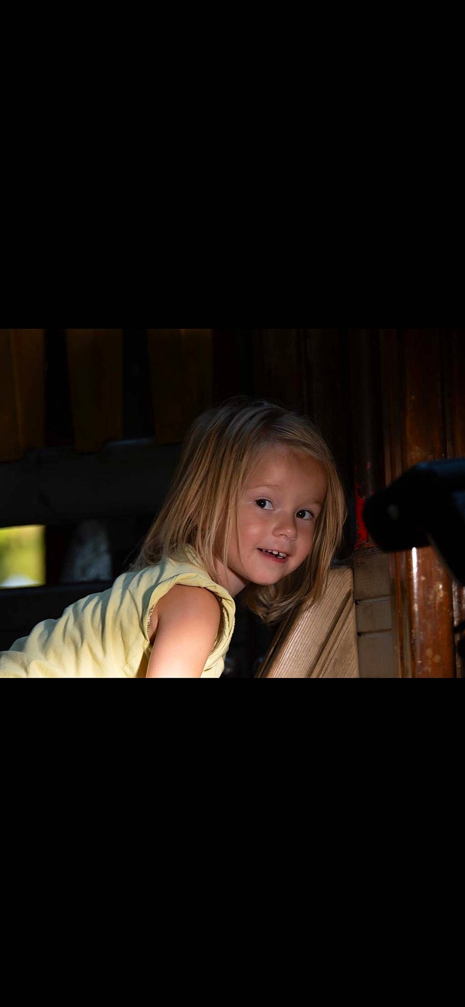 Elya a rejoint le concours — aidez-le/la à gagner de superbes lots ! blond, brown_hair, child, couch, darkness, eye, eyebrow, flash_photography, fun, hair, happy, head, iris, long_hair, midnight, nose, person, sitting, smile, toddler