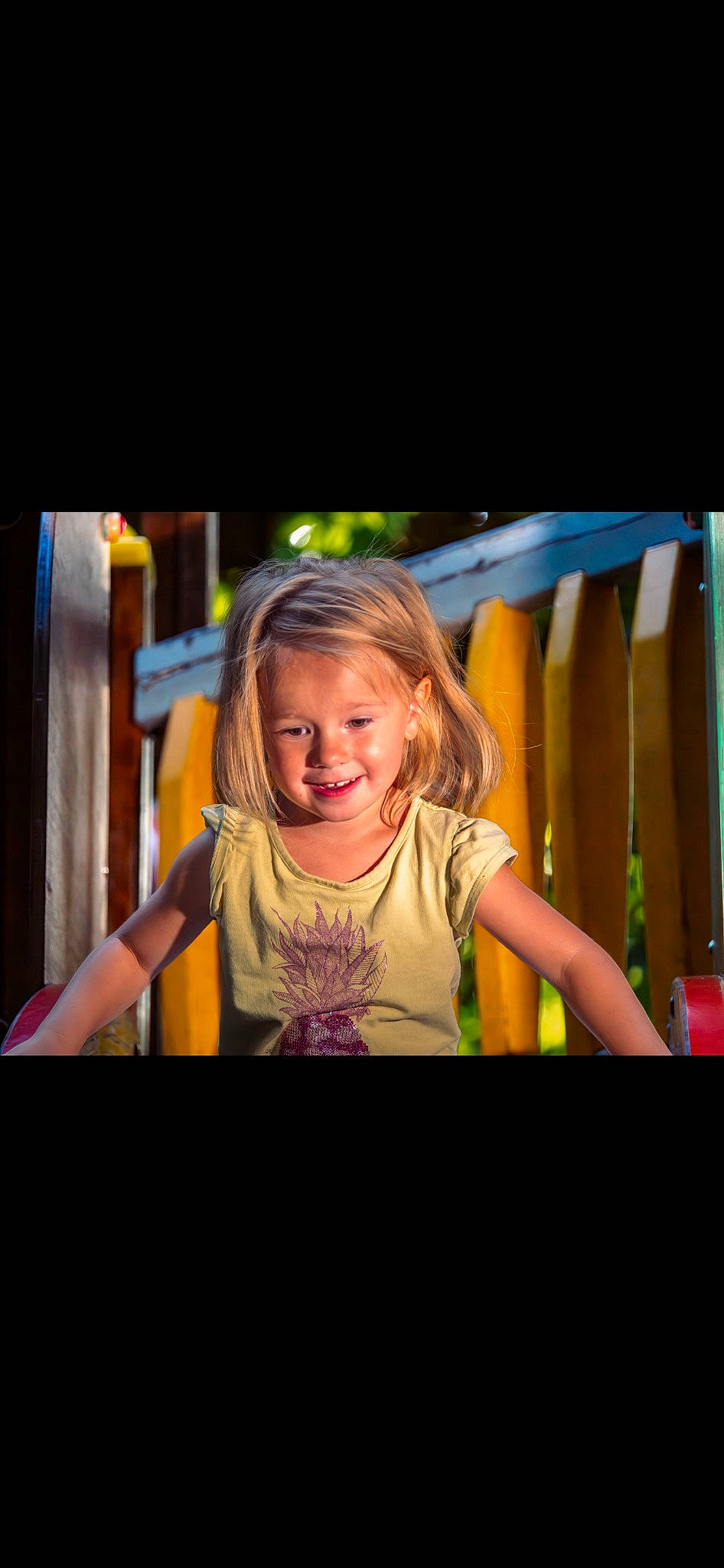 Elya participe au concours pour gagner de l'argent avec cette photo : blond, child, city, entertainment, flash_photography, fun, grass, happy, joy, laugh, leisure, magenta, person, play, portrait_photography, recreation, room, sitting, smile, toddler