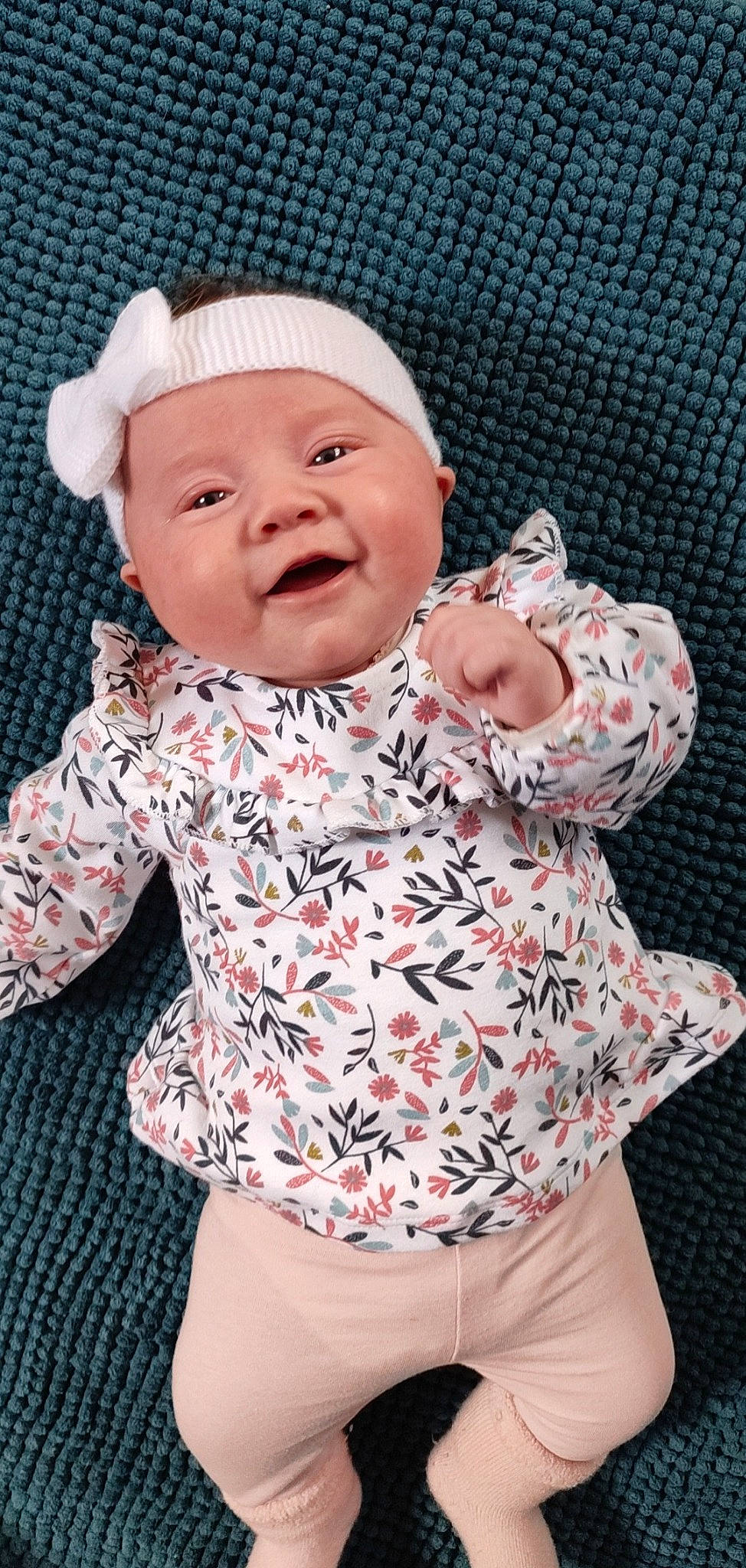 Clélia participe au concours pour gagner de l'argent avec cette photo : baby, baby_toddler_clothing, cap, cheek, child, collar, comfort, face, gesture, happy, headwear, lip, mouth, person, pink, product, skin, sleeve, smile, textile