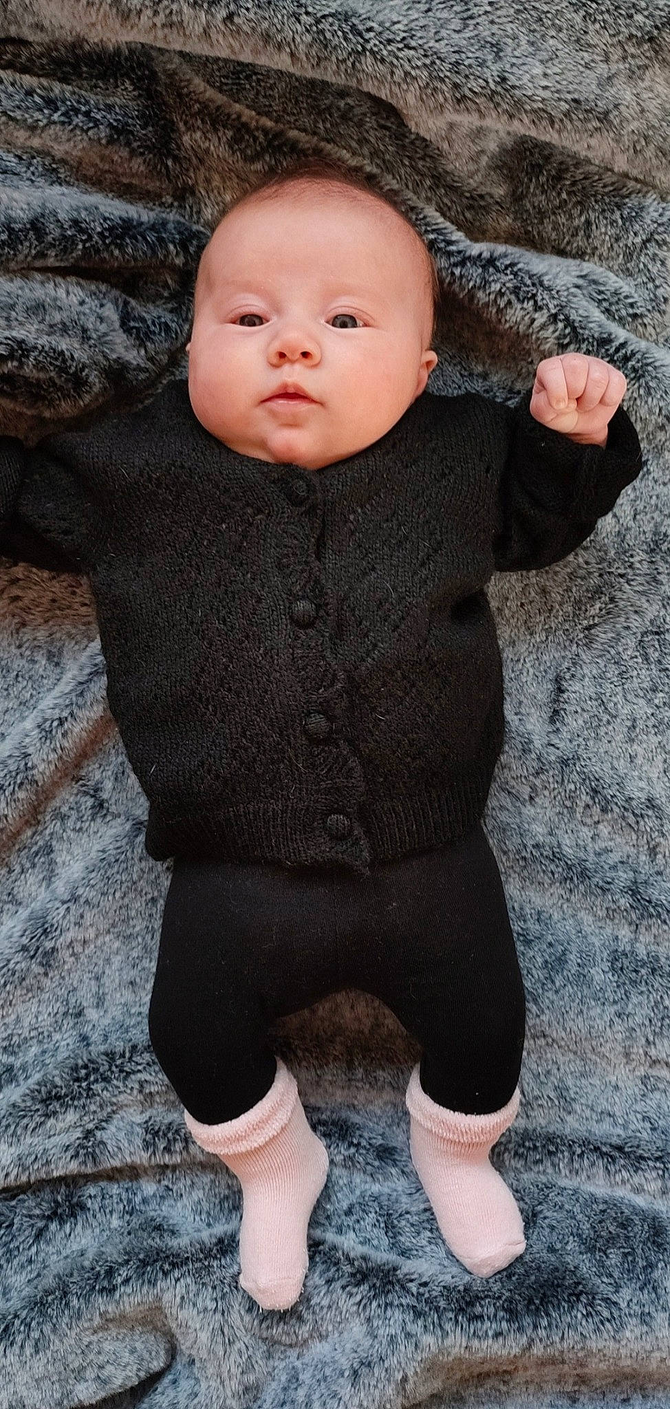 Clélia participe au concours pour gagner de l'argent avec cette photo : baby, baby_toddler_clothing, beauty, cheek, child, cool, eye, face, finger, grey, human_body, leg, neck, pattern, person, sitting, sleeve, standing, toddler, wood